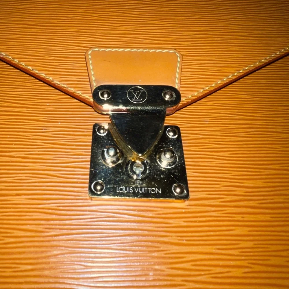 Louis Vuitton Preloved Epi leather briefcase needs some attention good condition